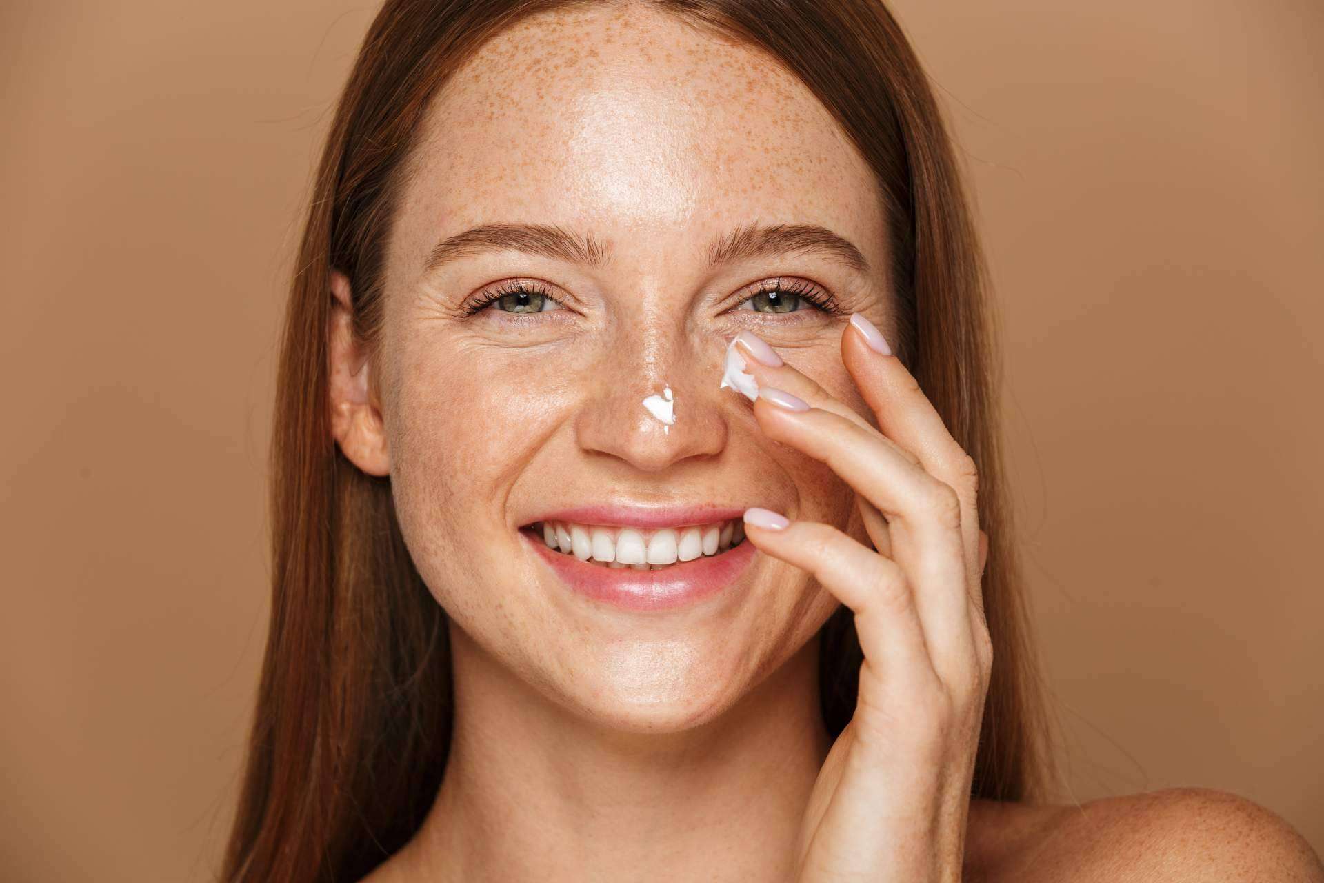 ¿Cómo ayuda a la piel el uso de cremas antipolución? Kunal Cosmetics