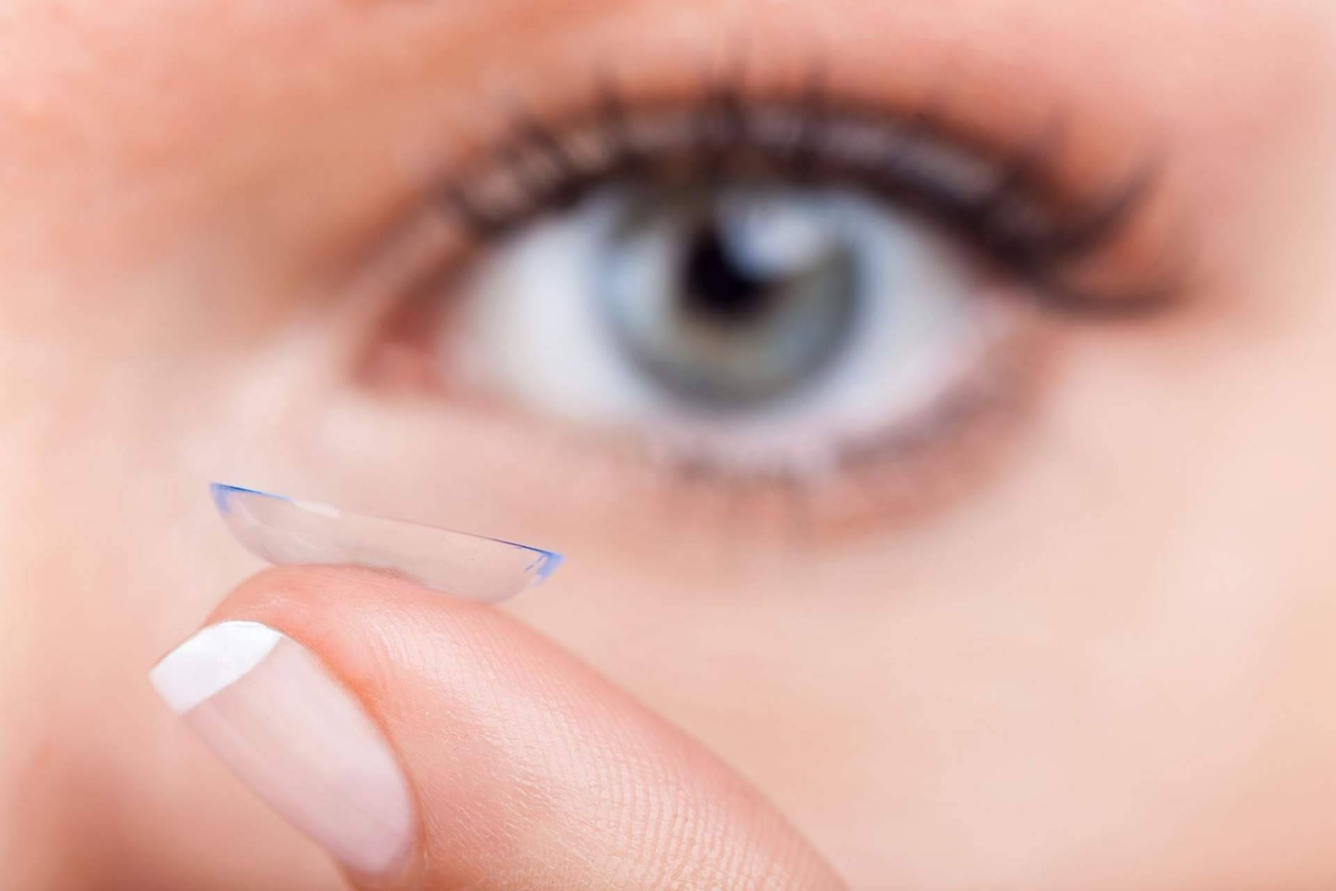 Reducir la miopía al dormir y levantarse con una visión perfecta es posible gracias a las Lentillas Nocturnas Orto-K de BENALÚA ÓPTICA