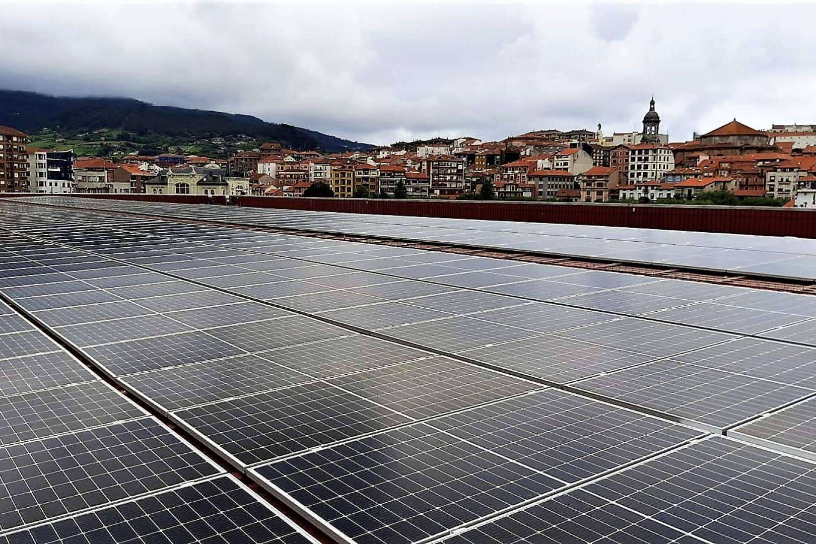 Para particulares y empresas, Energiber realiza instalaciones de autoconsumo solar y contribuye a la eficiencia energética