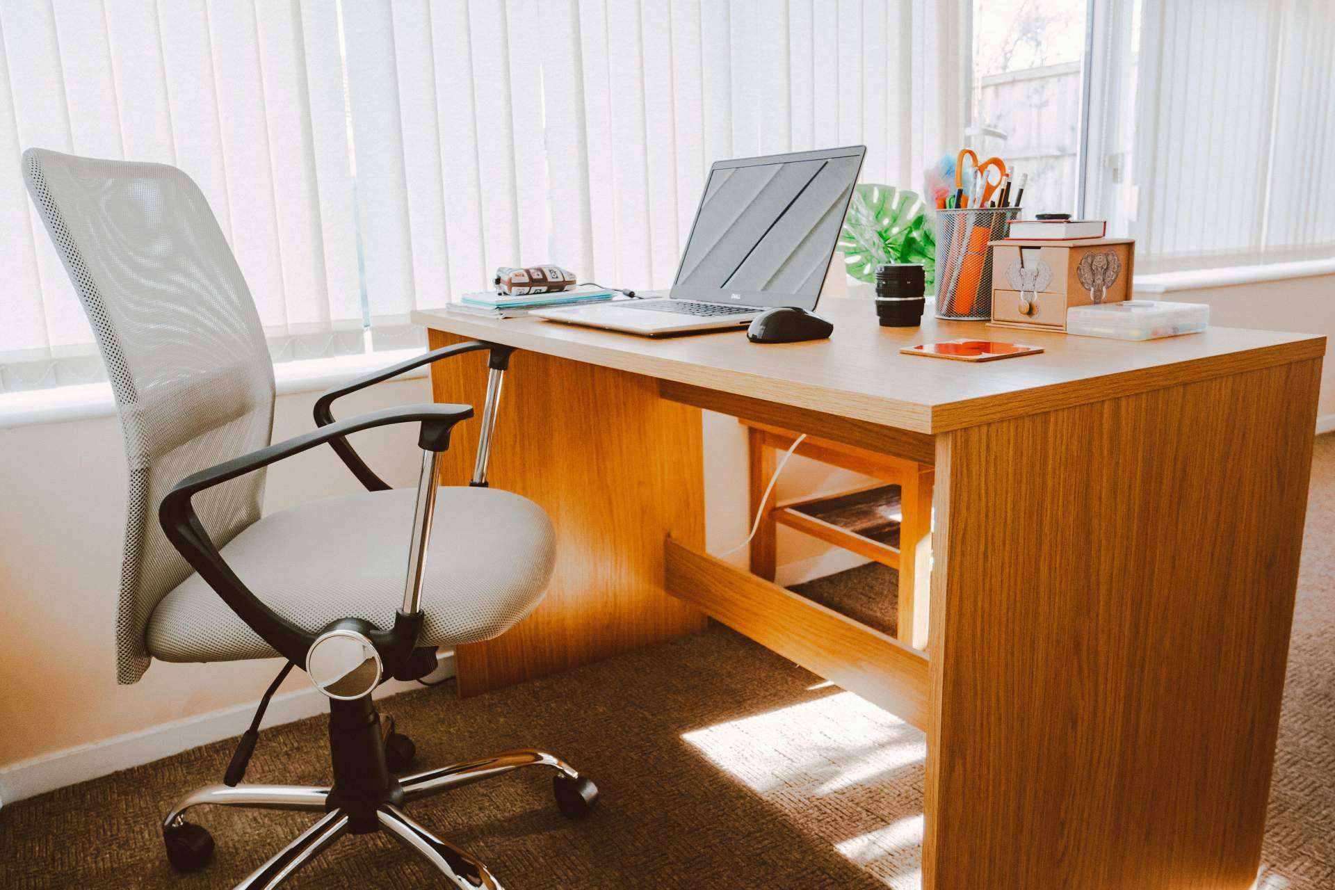 Sillas y escritorios necesarios para acondicionar un espacio ideal para el teletrabajo
