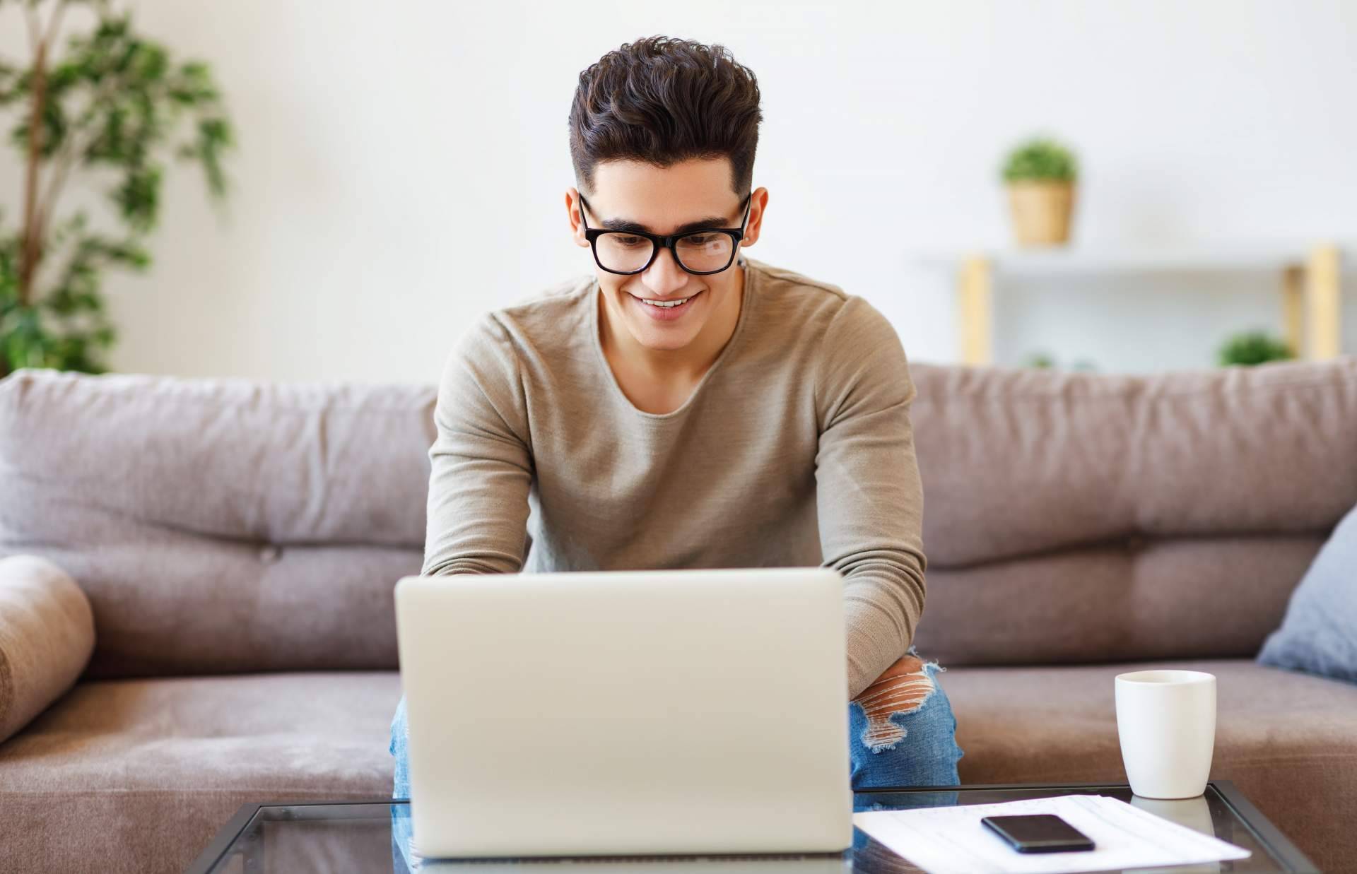 ¿Comprar TFG o TFM? Ayuda Universitaria es la academia online que ofrece asesorías para aprobar las asignaturas universitarias