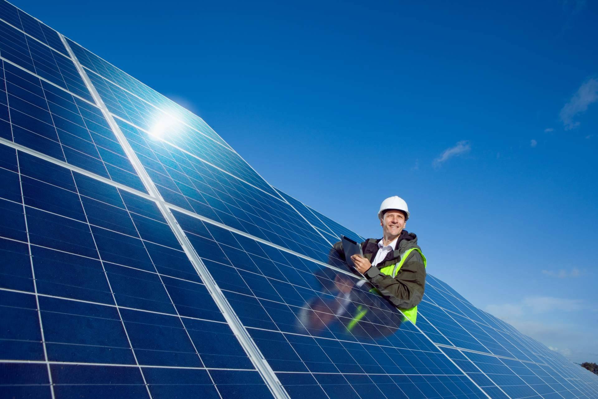Usar placas solares y sus ventajas, según Placasolar.info