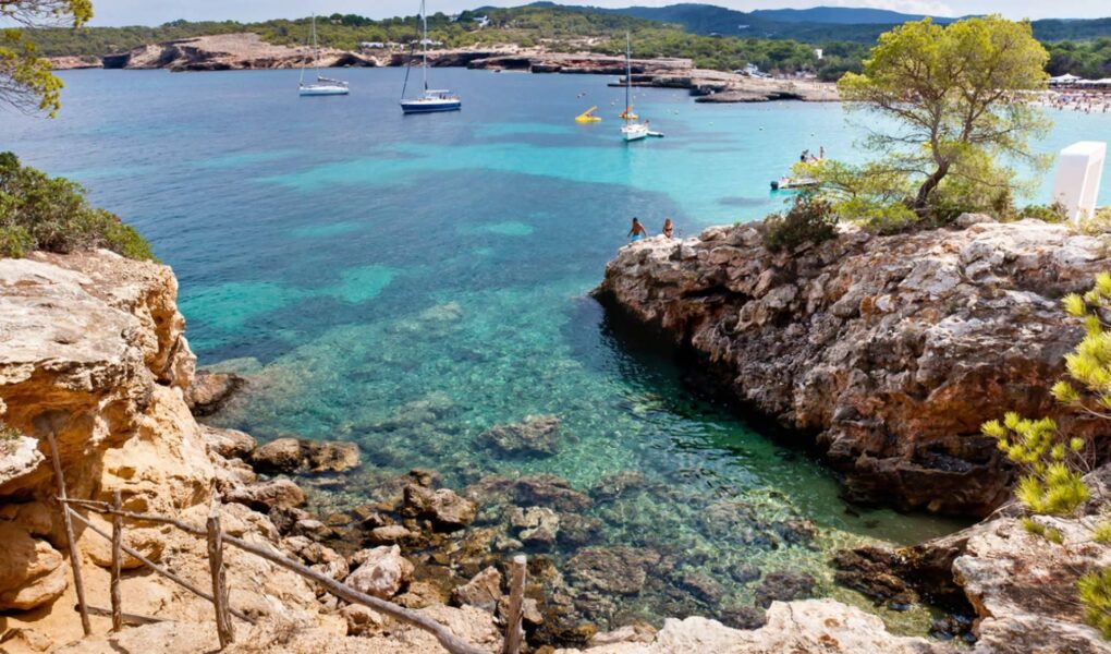 ¿Cómo recorrer la isla de y descubrir sus rincones secretos en