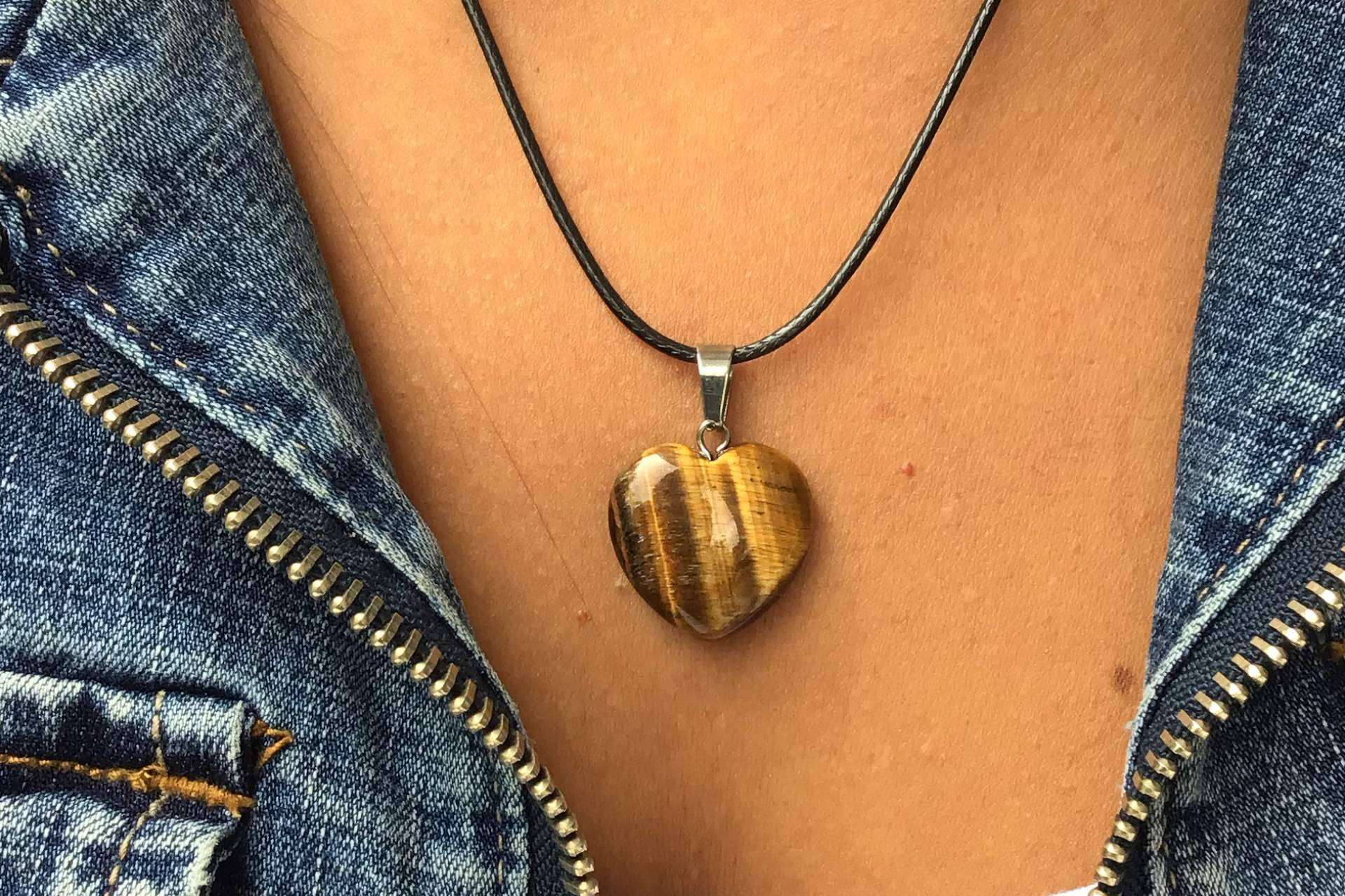 Colgantes de corazón únicos con minerales especiales en la página web de Tierra de Gemas