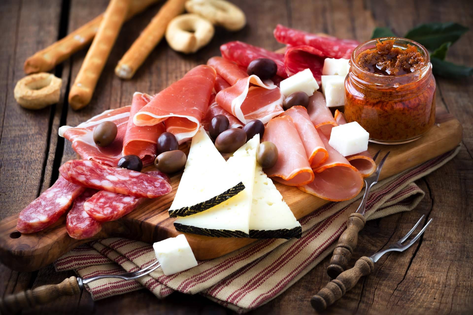 Preparar una cena con amigos gracias a la cesta de picoteo de Bon León