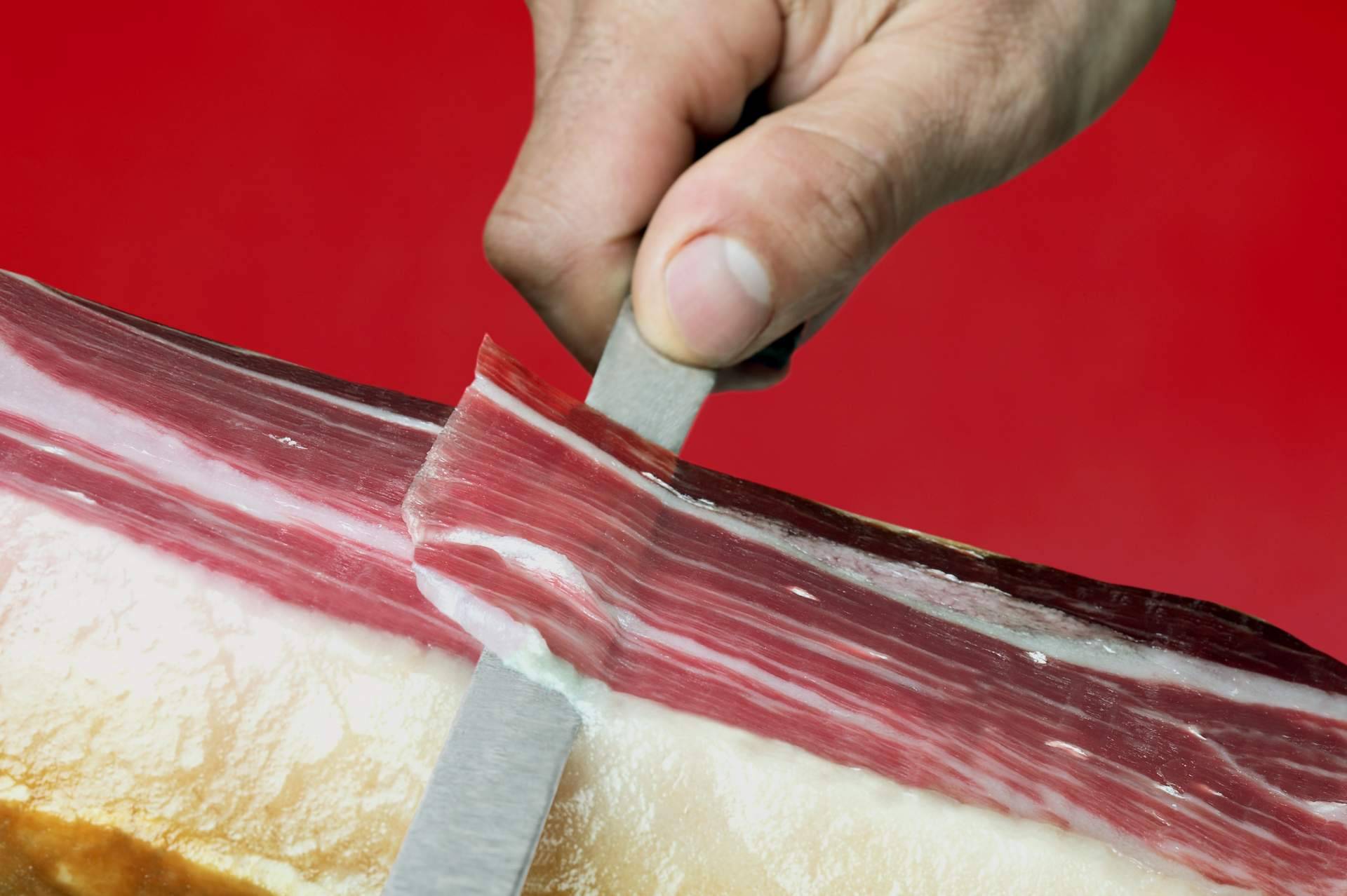 Bendita Extremadura cría a sus animales al aire libre y les da de comer alimentos naturales para obtener un buen jamón de Extremadura