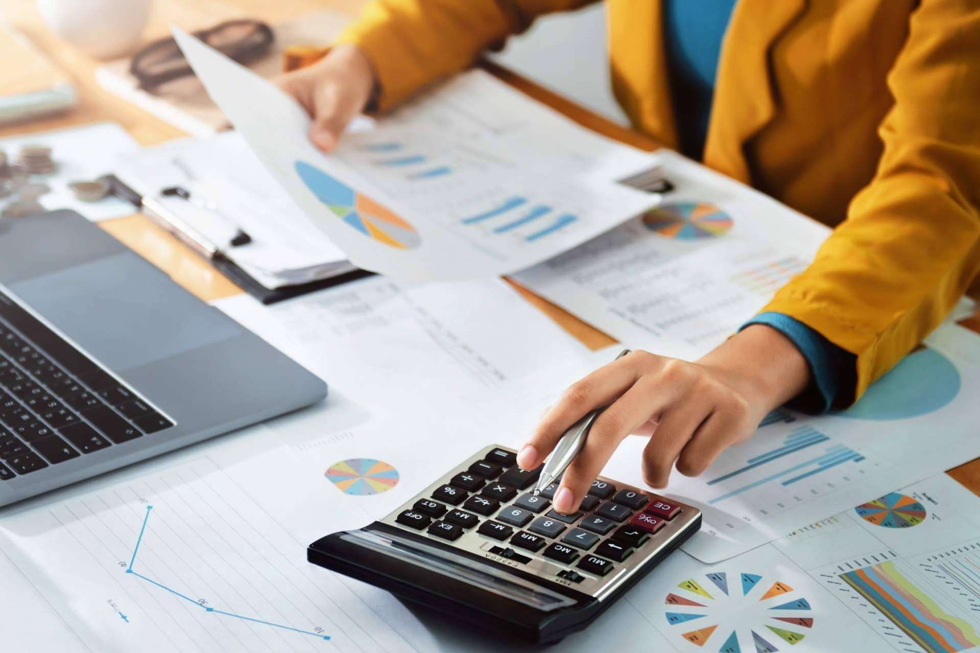 Las ventajas de tener un economista outsourcing en una empresa, según ARH ECONOMIST