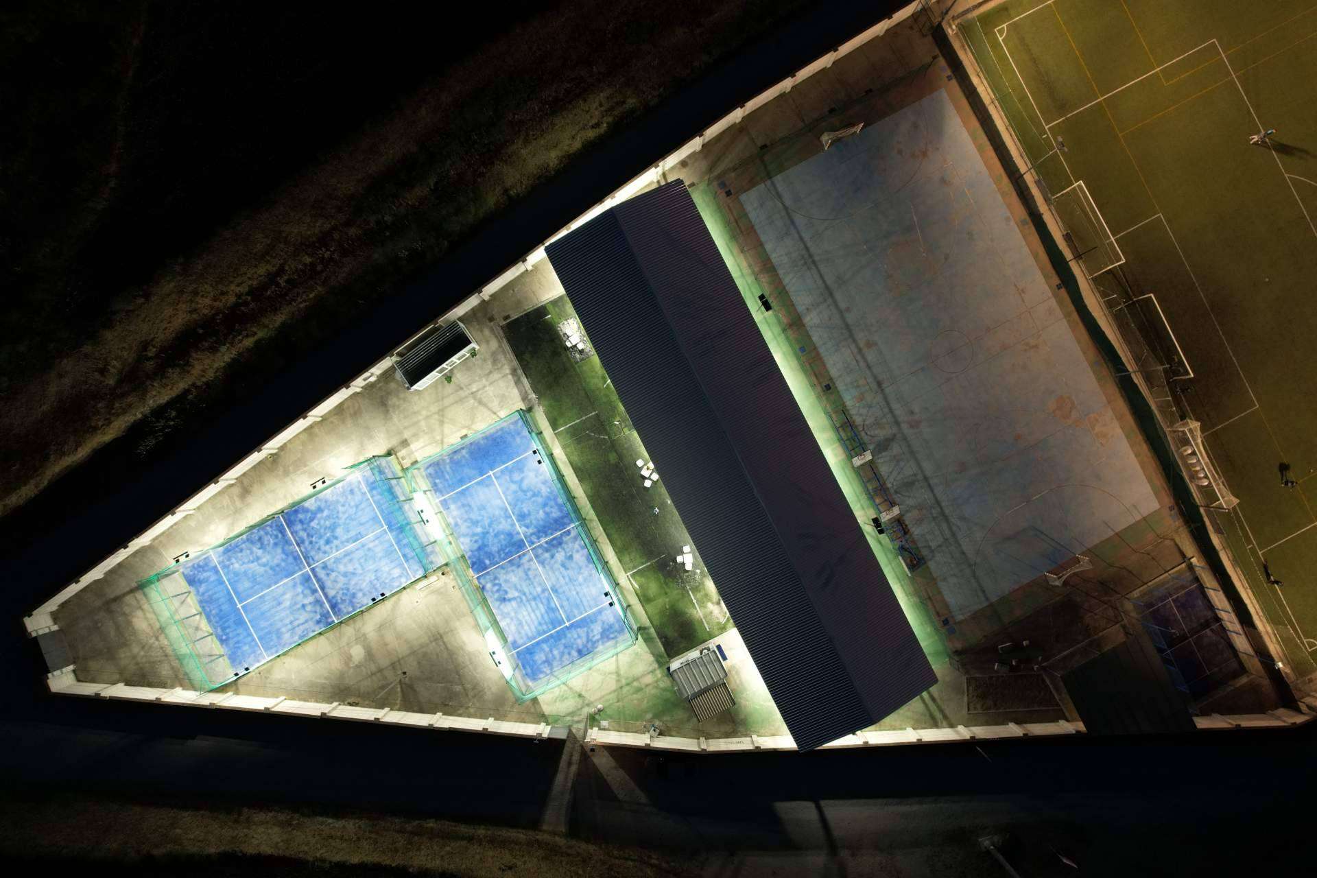 Focos de iluminación LED para pistas de pádel, con Óptima LED