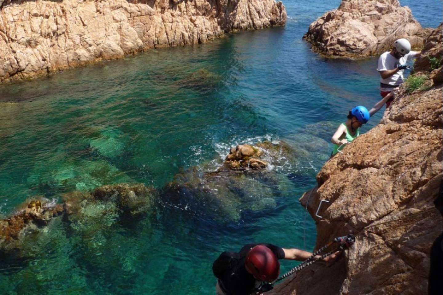 Guía y Deportes de Aventura presenta diversas rutas para practicar vía ferrata en Cataluña