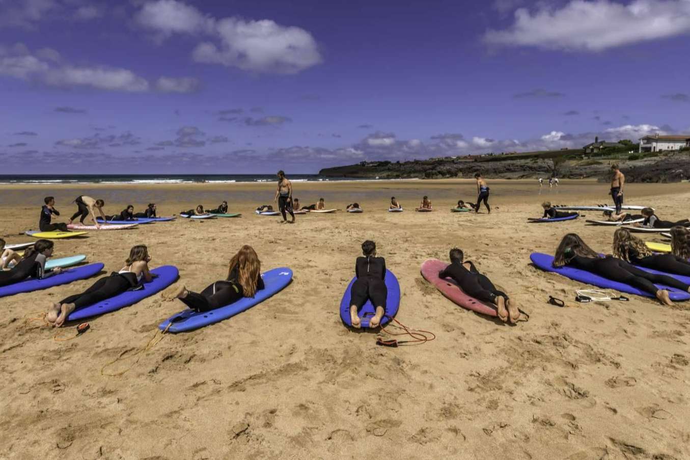 Campamento de surf en plena naturaleza para los niños que visitan Cantabria, con Ajo Natura Surf Camp