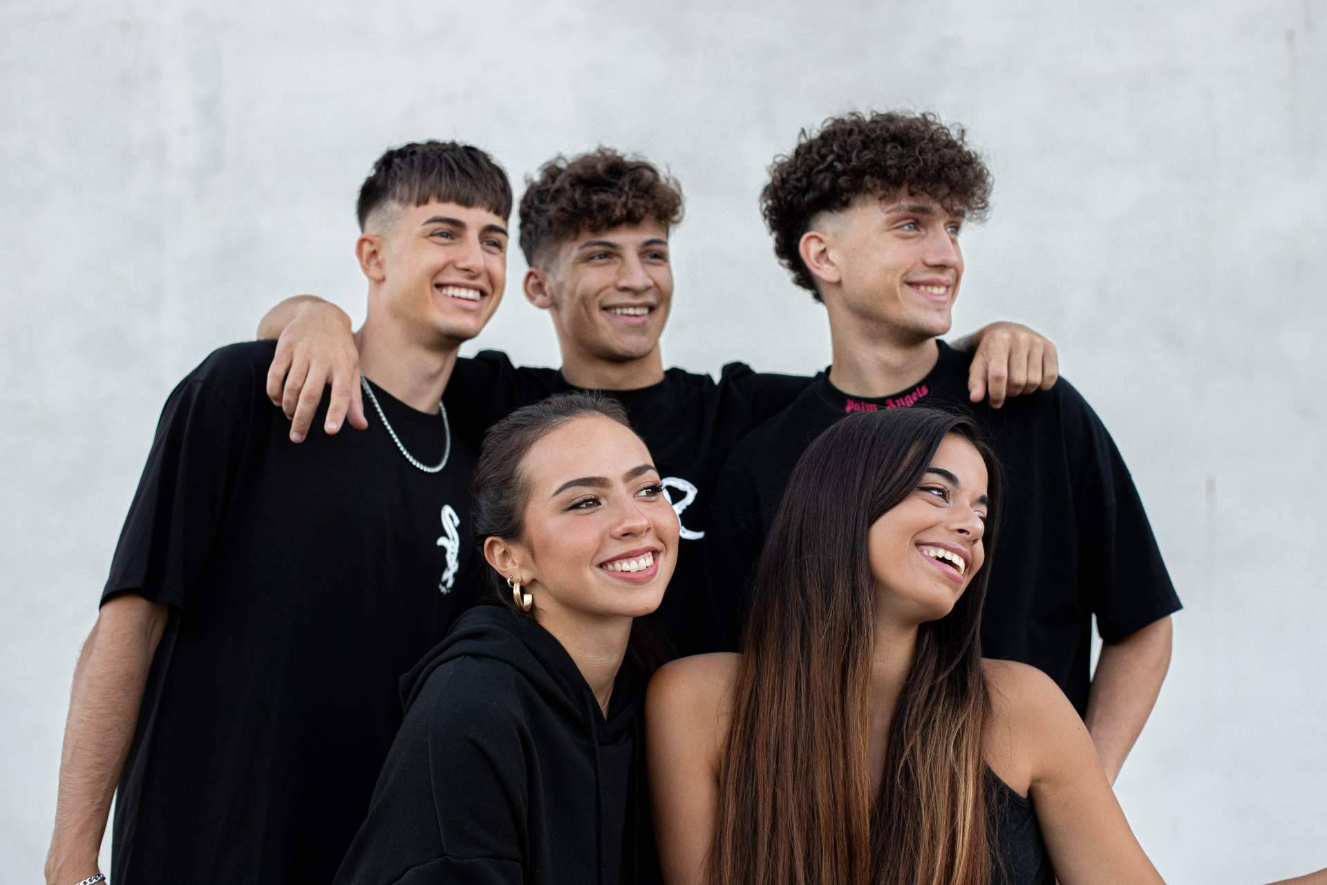 Tik-Tokers, Instagrammers, convivientes y amigos, Óscar, Faina, Andrea, Marcos y Josito llevan a cabo un proyecto común que no va a dejar indiferente a nadie