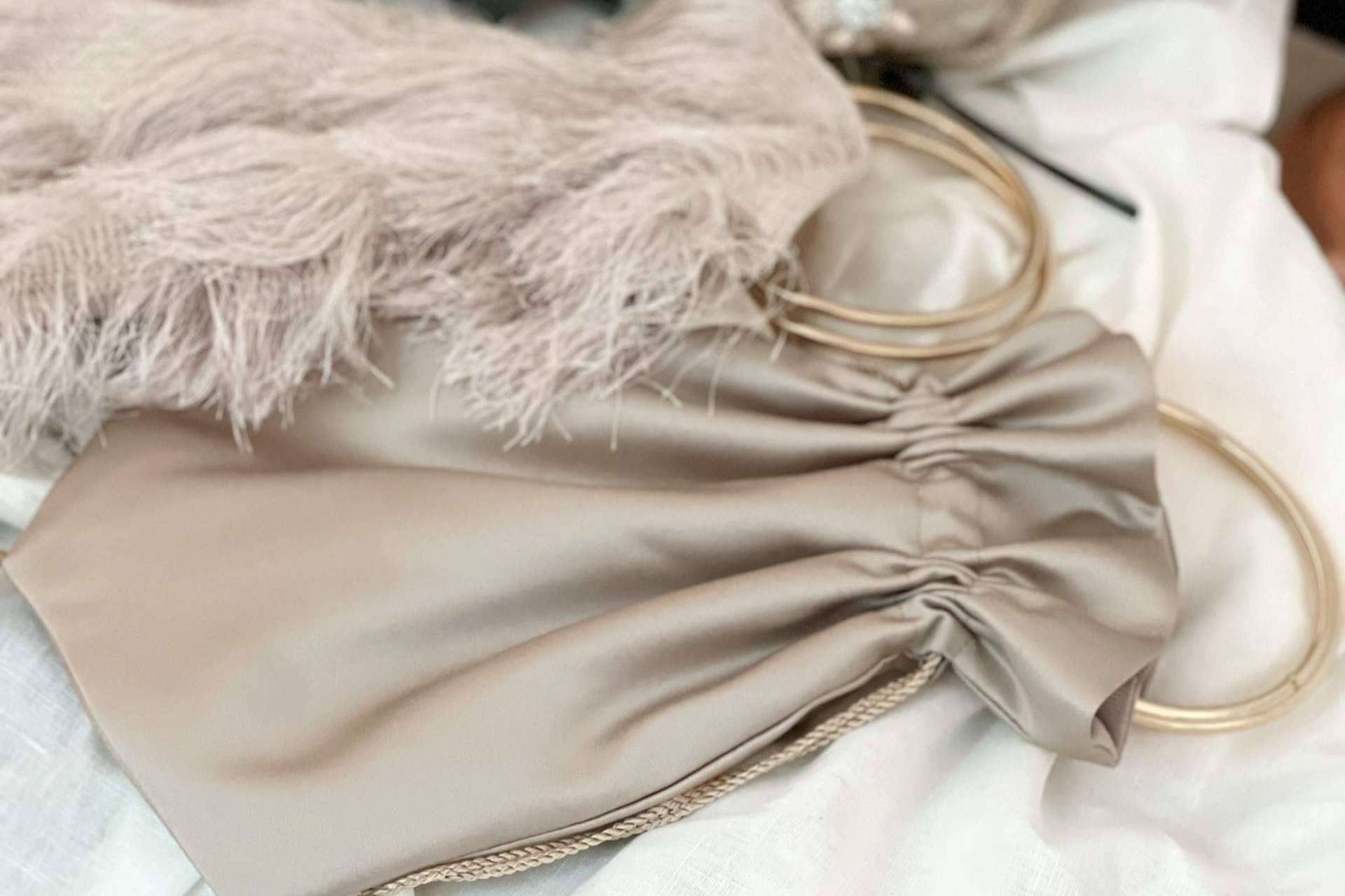 La versatilidad de los bolsos bombonera para novia de la firma de moda Carmen Fernández Complementos