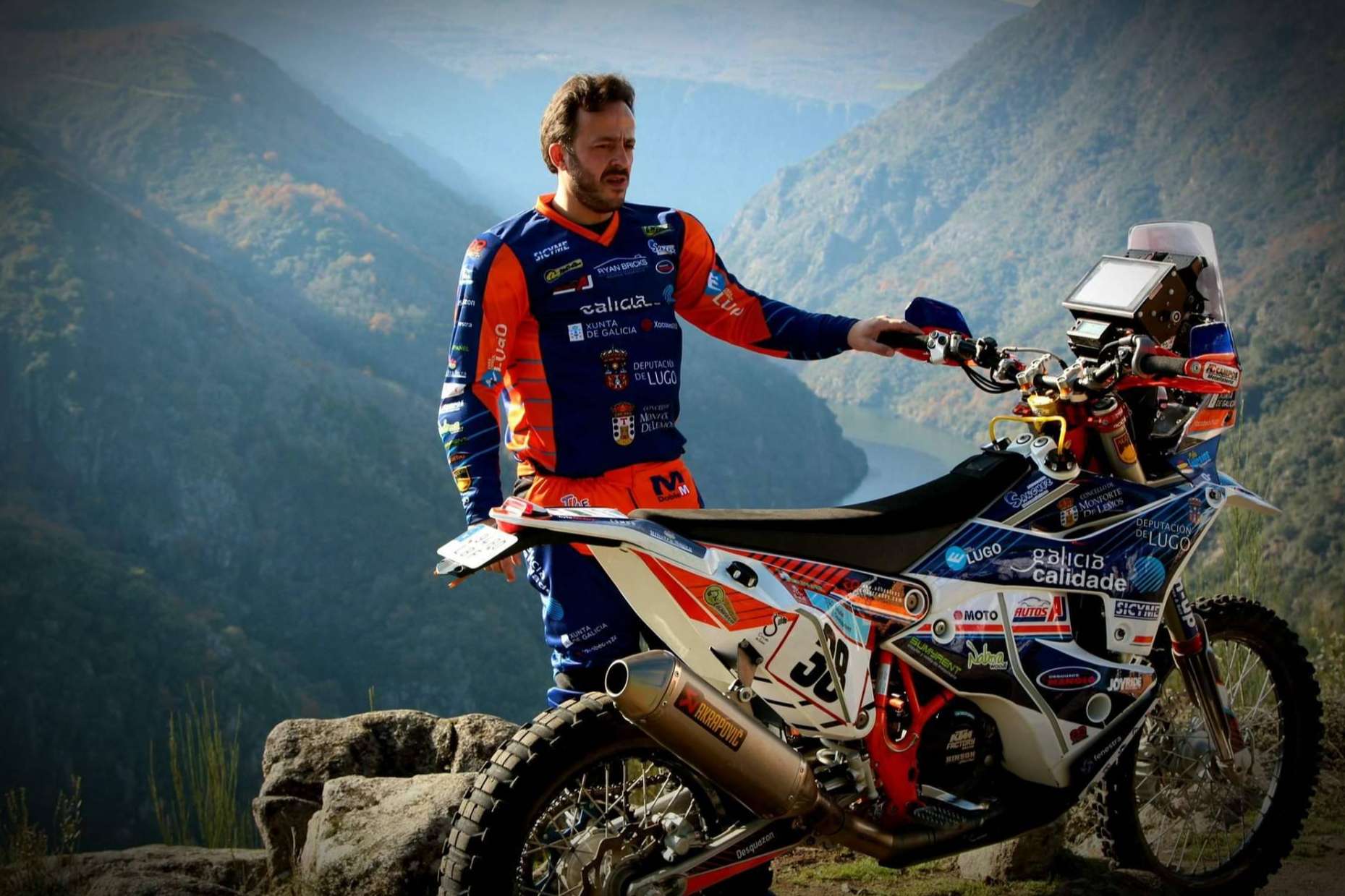 Ropa deportiva off road personalizada, con ADHESIVOSEMBARRADOS