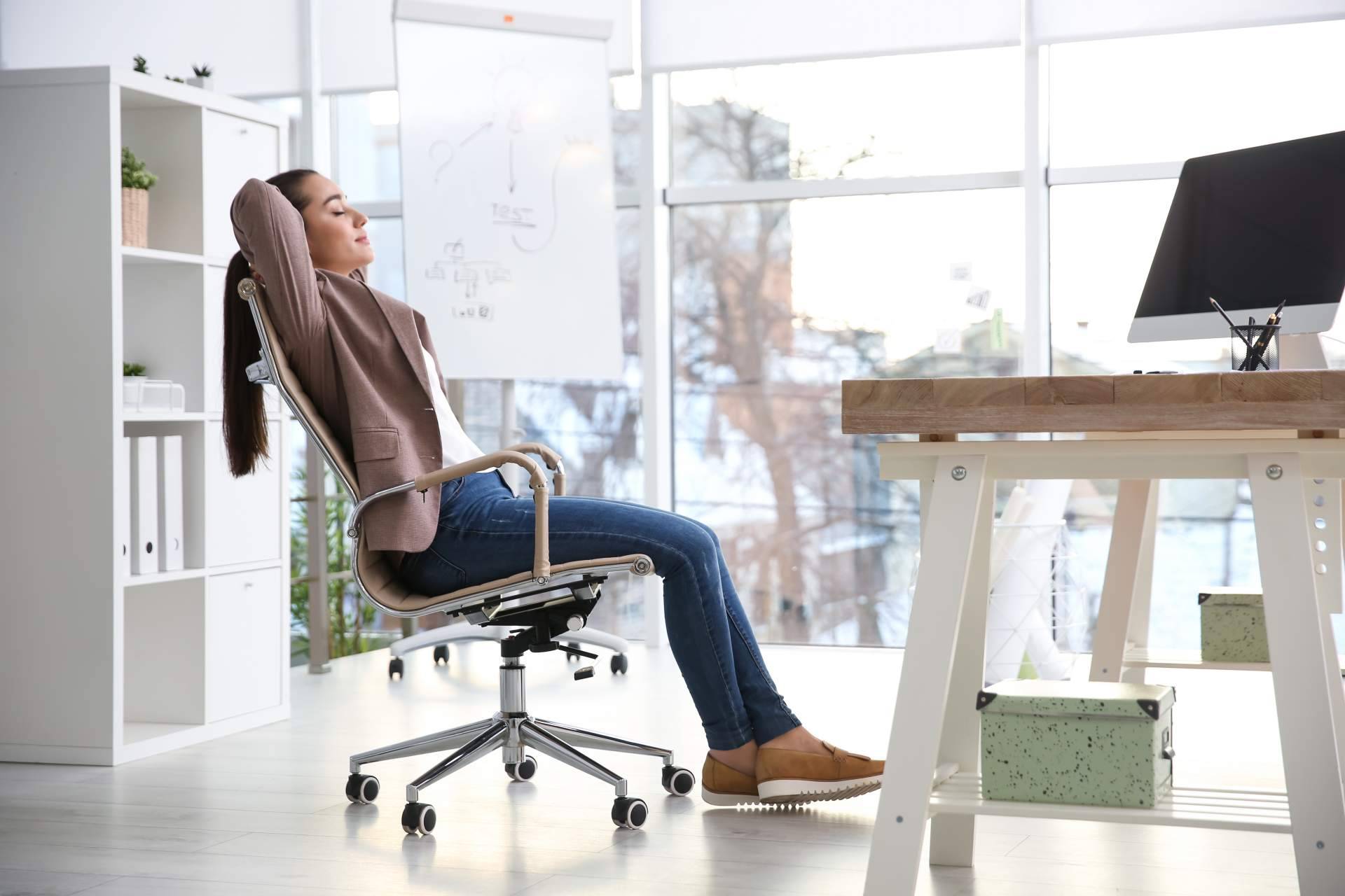 Usar sillas ergonómicas en la oficina de la mano de OfficeDeco
