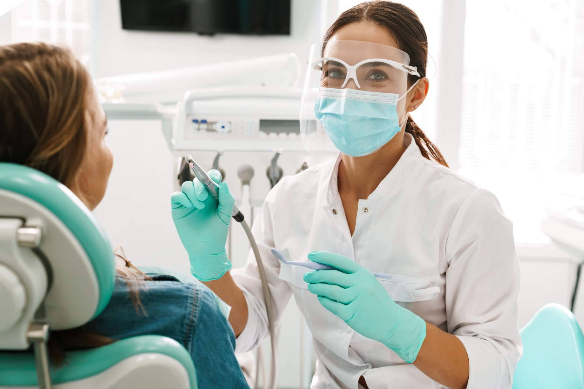 Tratamientos de implantes dentales y ortodoncia invisible en Miarensella