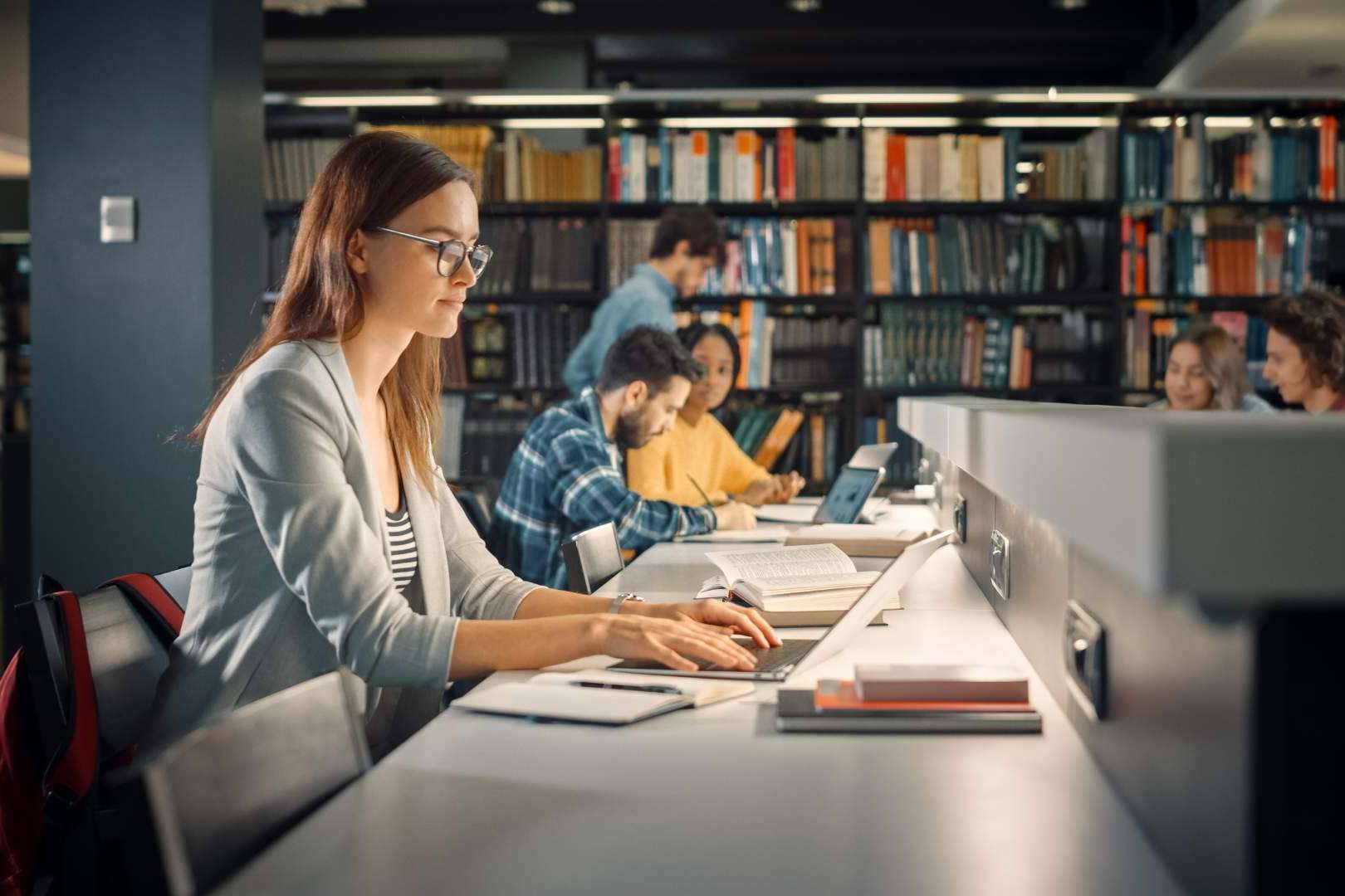 Ayuda Universitaria brinda apoyo para aprobar el TFG y TFM