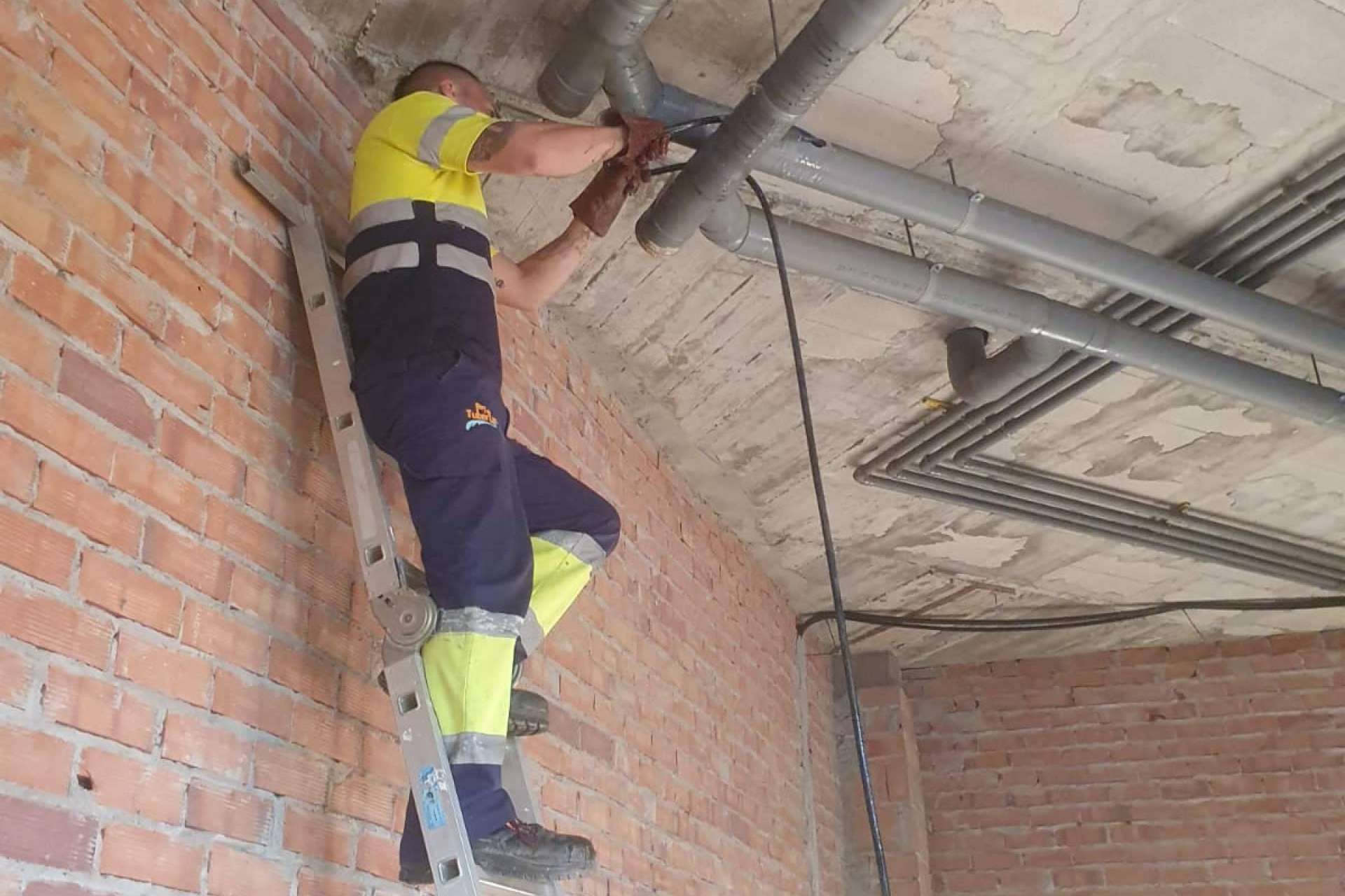 Rey Tuberías explica dónde obtener un servicio de desatoro 24h en Málaga