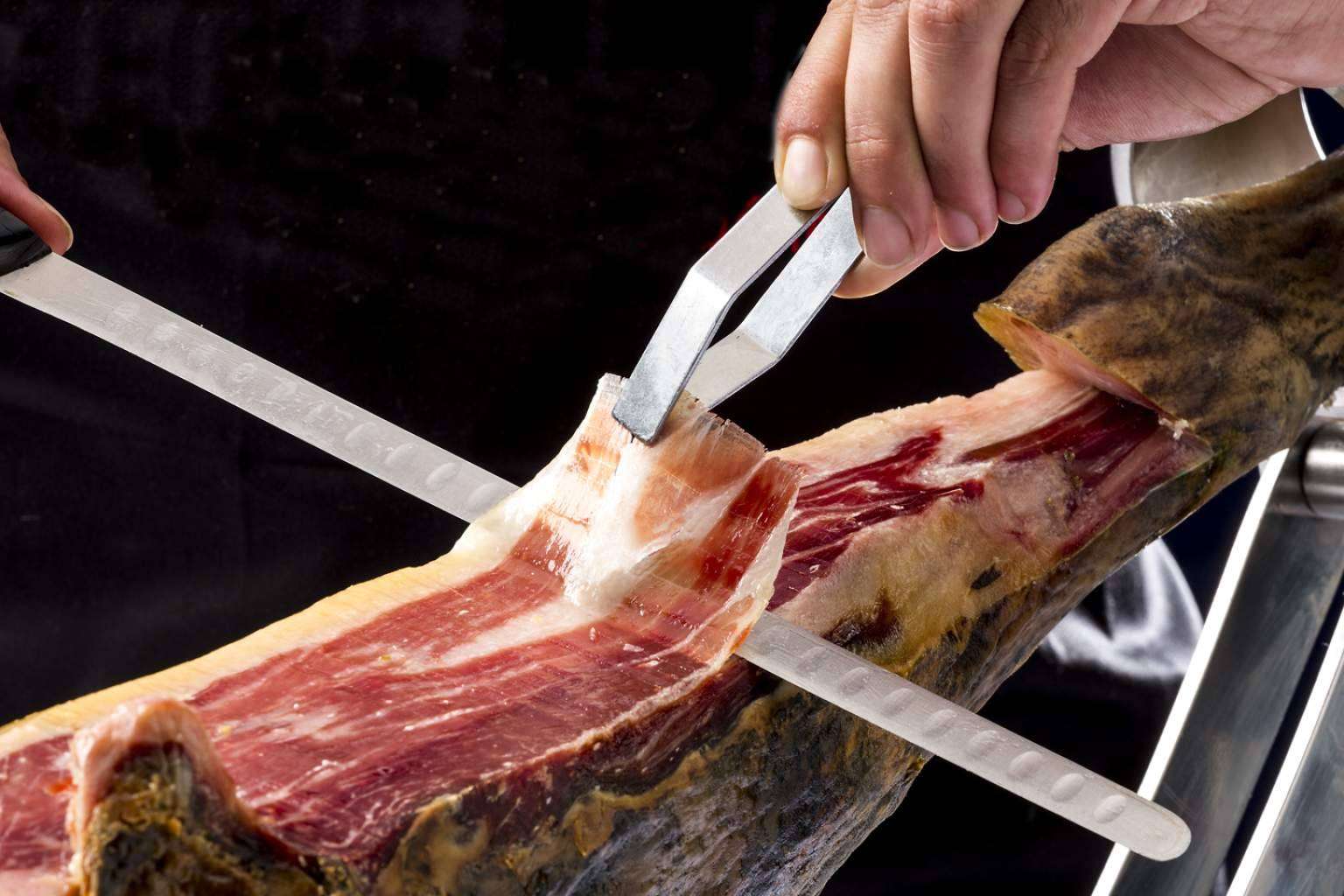 El componente estrella de Cárnicas Segundín S.L. que convertirá un encuentro casual en toda una experiencia gastronómica vital, productos ibéricos