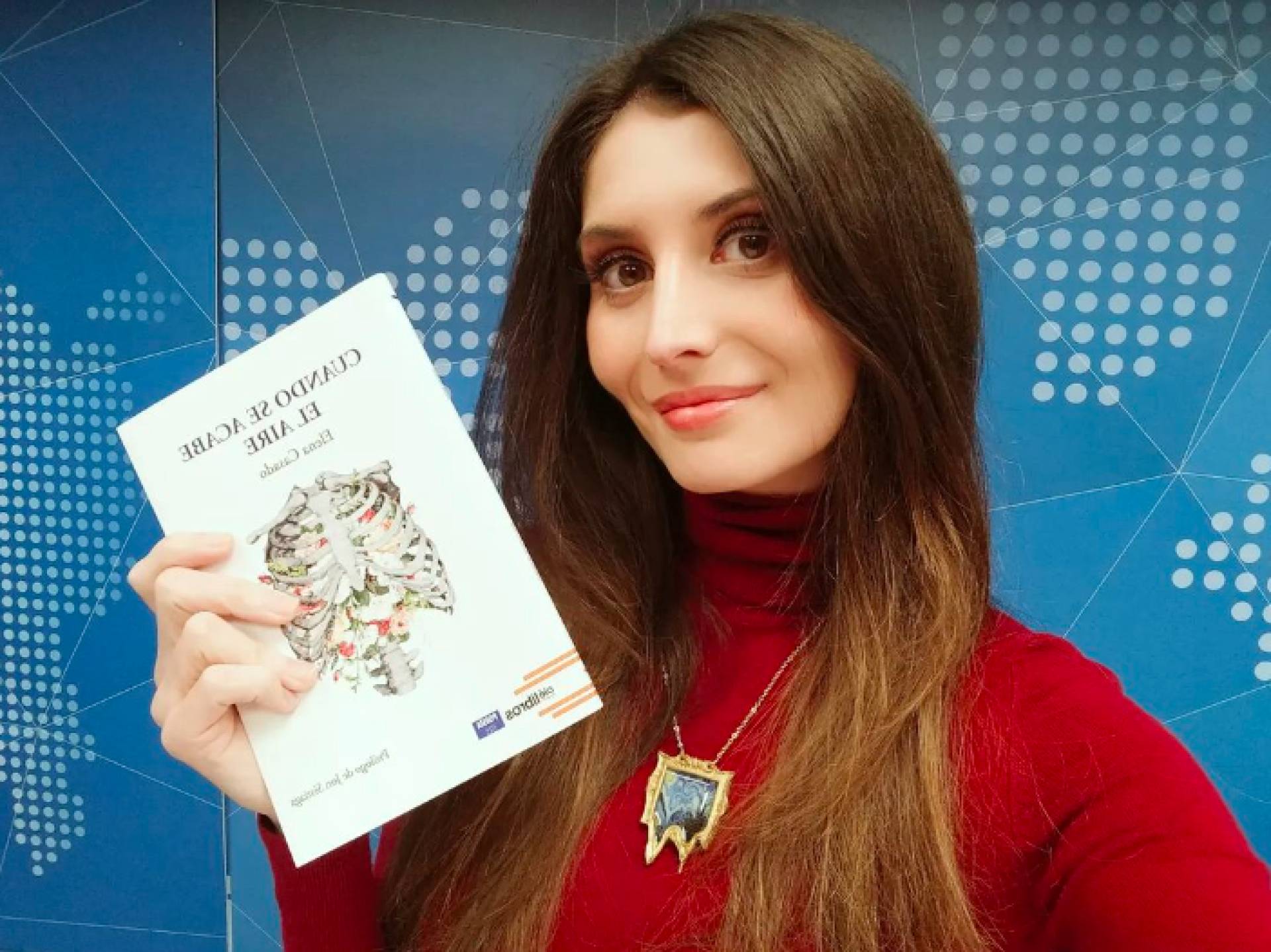 Los sentimientos y emociones de los sanitarios durante la pandemia, plasmados en el poemario 'Cuando se acabe el aire' de la médica Elena Casado
