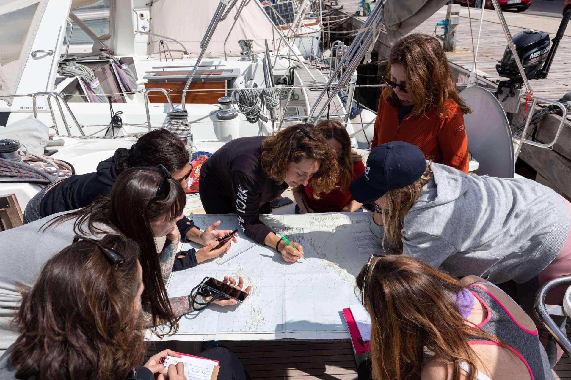 ¿Qué se necesita para navegar a vela un barco moderno? Alamar Sailing