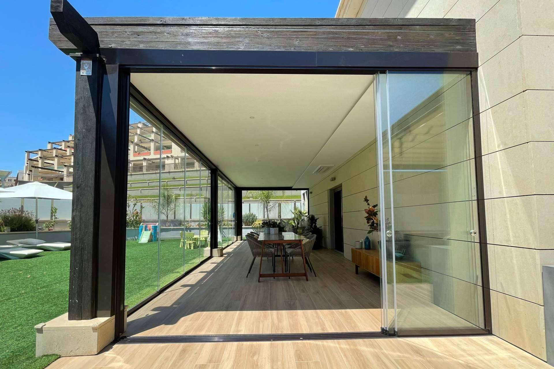 Airclos ofrece ideas y sistemas para cerrar un porche con los mejores materiales
