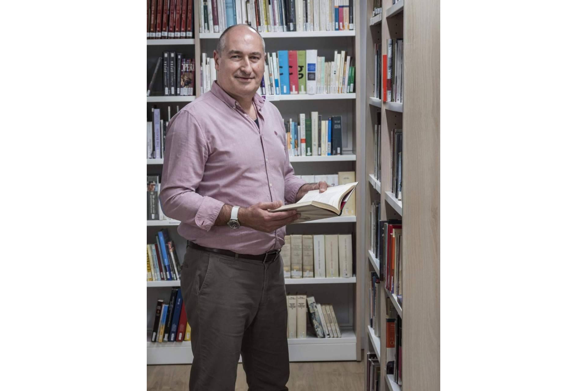 Toni Traveria, especializado en escribir un libro para las empresas que celebren su centenario