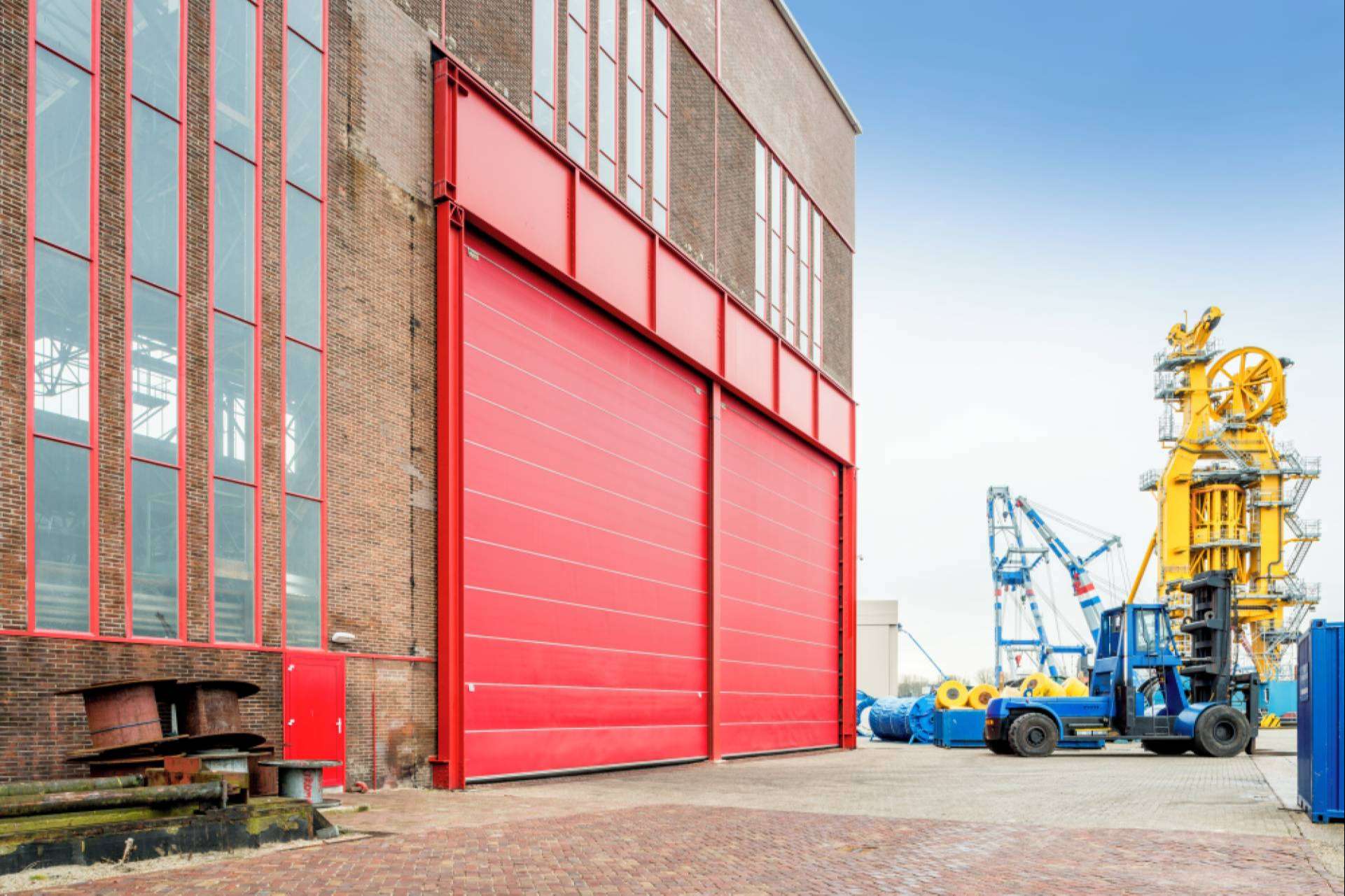 ASSA ABLOY ofrece puertas de grandes dimensiones para mejorar el desarrollo industrial