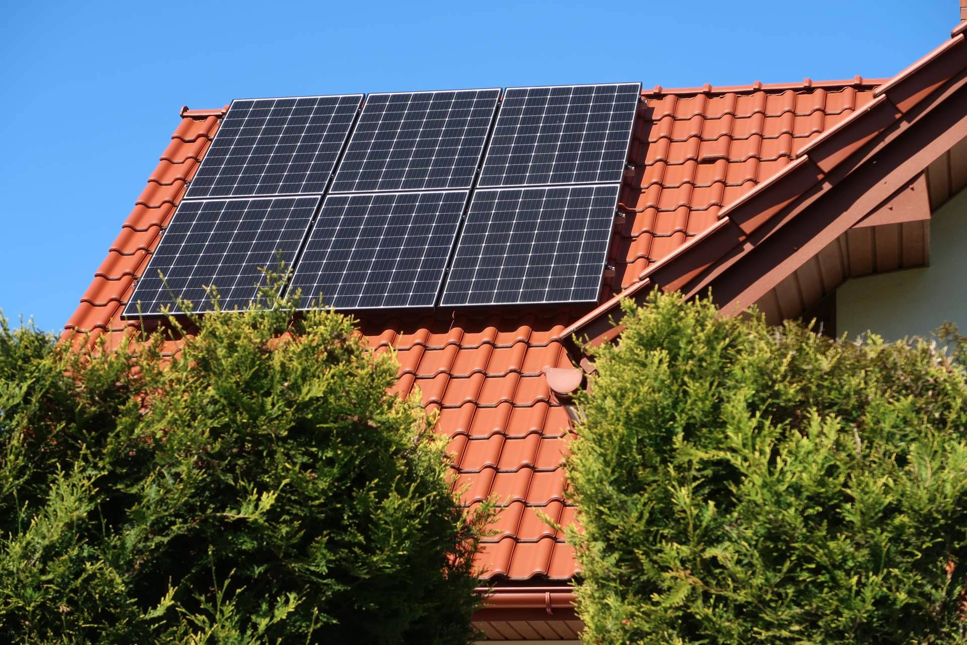 Energíasolarfotovoltaica.org indica cuántos paneles solares fotovoltaicos se necesitan en una casa