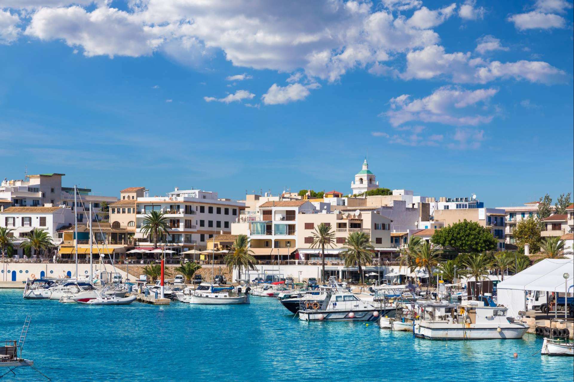 Todo lo que ofrece Cala Ratjada, un paraíso de sol, mar y diversión en Mallorca