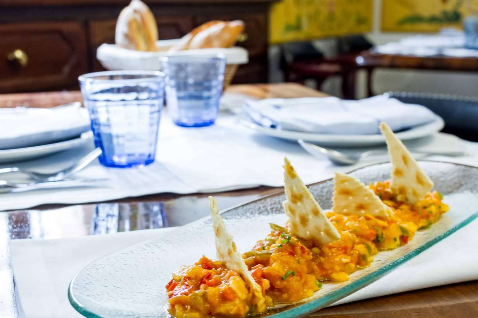 Tasca La Farmacia, un restaurante en Madrid especializado en tapas y raciones, famoso por sus deliciosos torreznos, bacalao y guisos caseros
