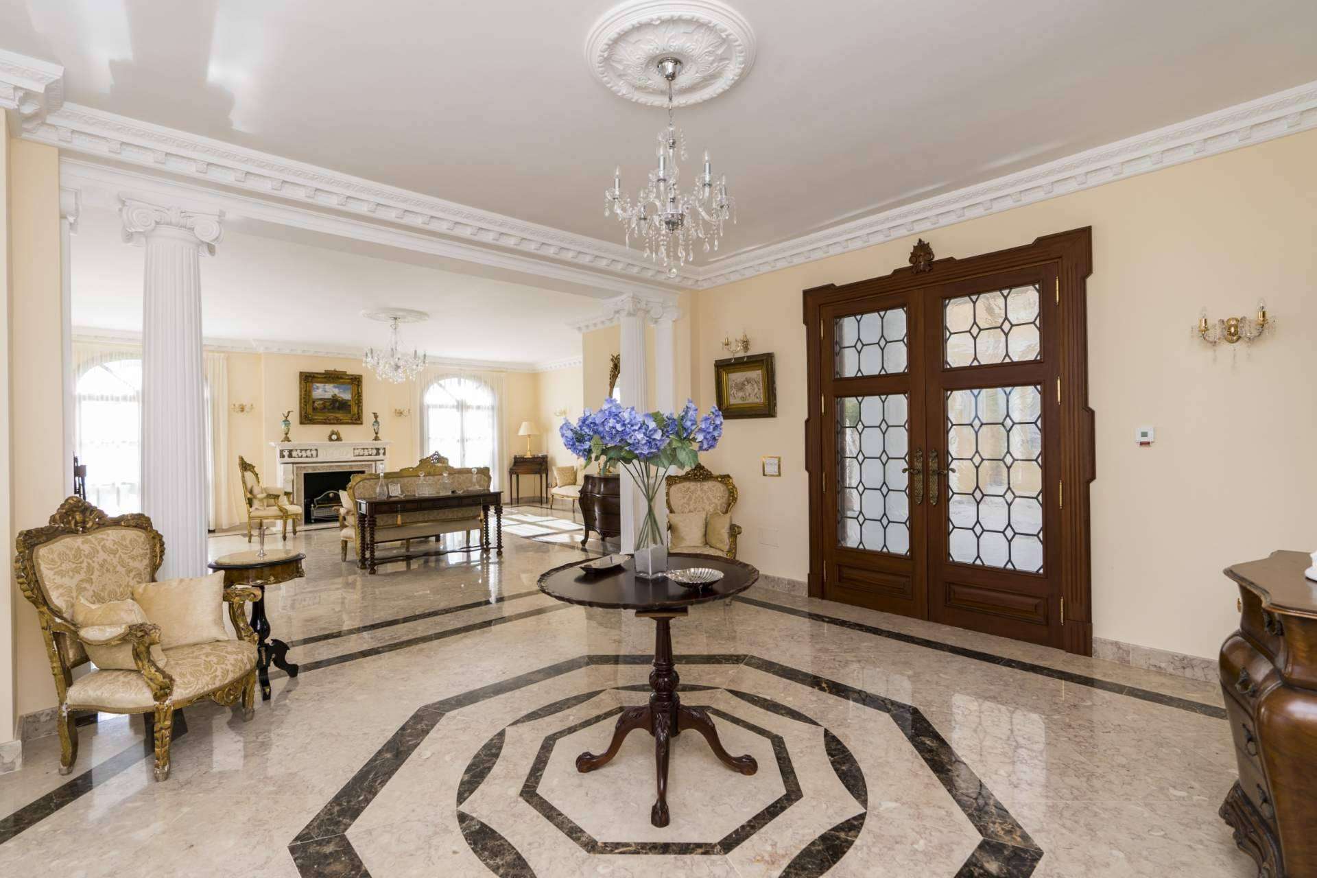 Villa Rosi es una villa clásica y de lujo bañada por el sol de Marbella de Zeuthen & Company