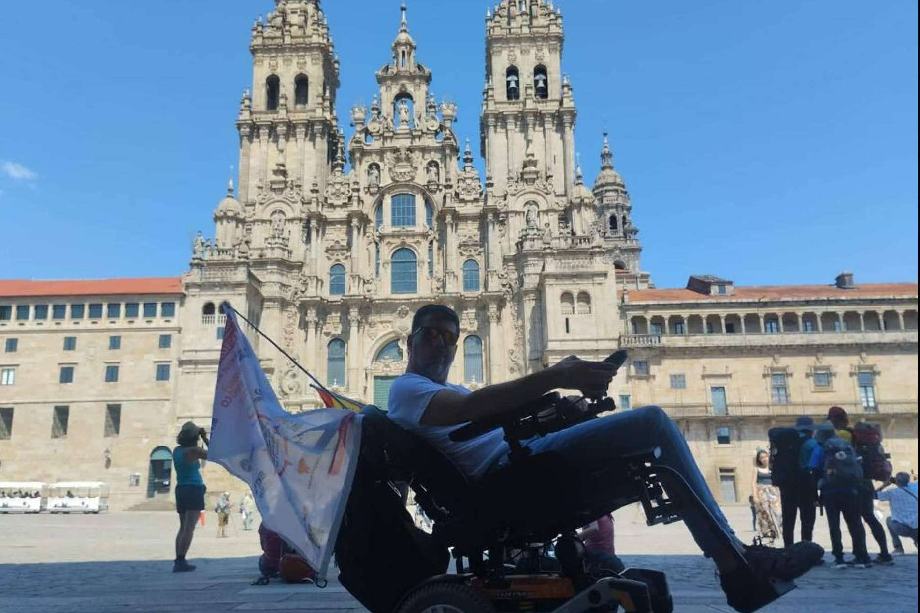 Reivindicación del cumplimiento de los derechos de las personas con discapacidad en España con la llegada de la Fundación Disgrup hasta el final del Camino de Santiago en sillas de ruedas