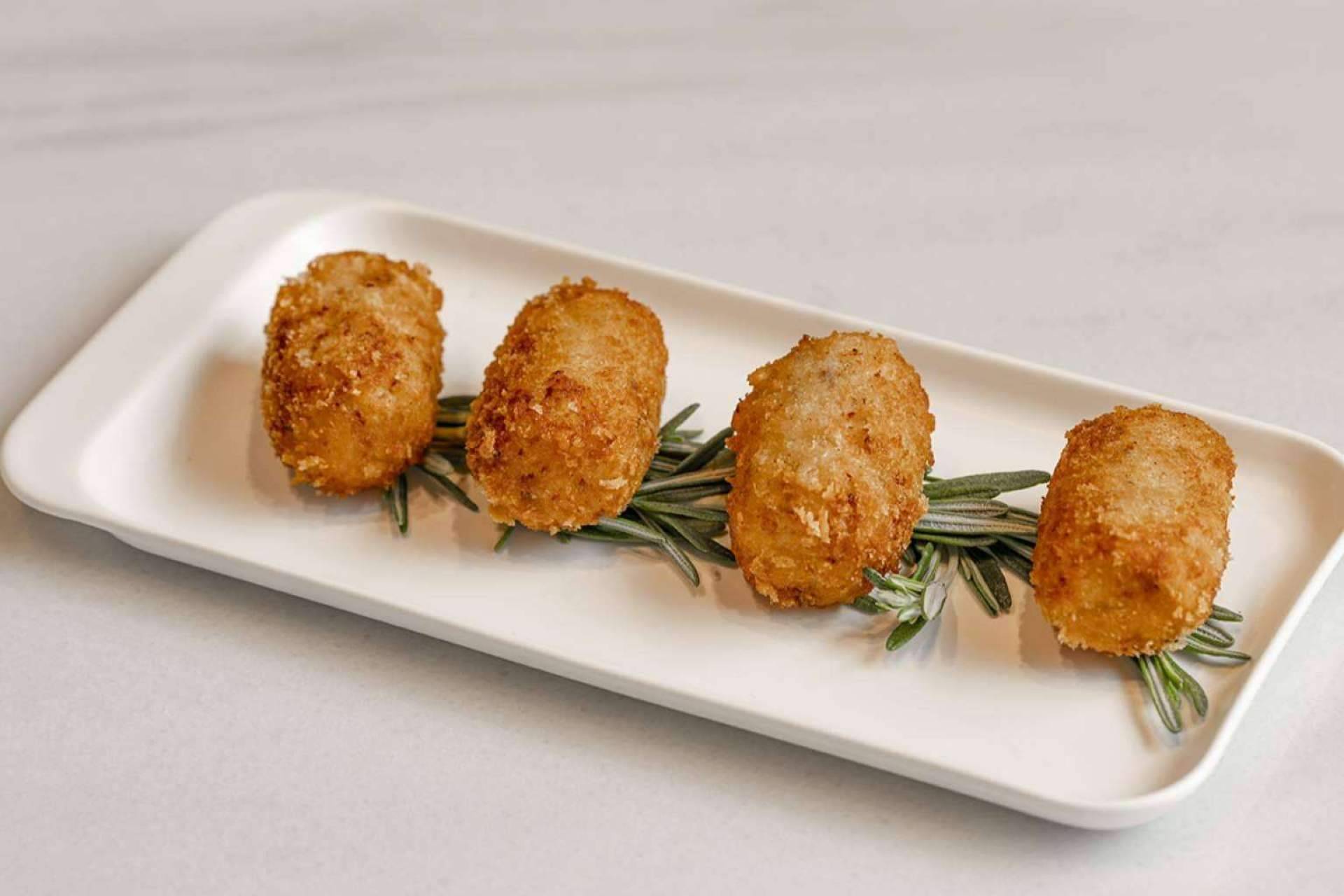 Enrique Tomás explica cómo preparar unas buenas croquetas de jamón