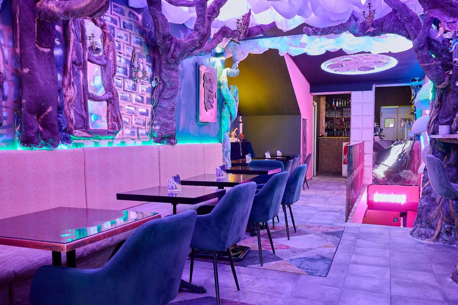 La nueva decoración de La Caza Endulzada crea un espacio mágico de coctelería, brunch y tardeos
