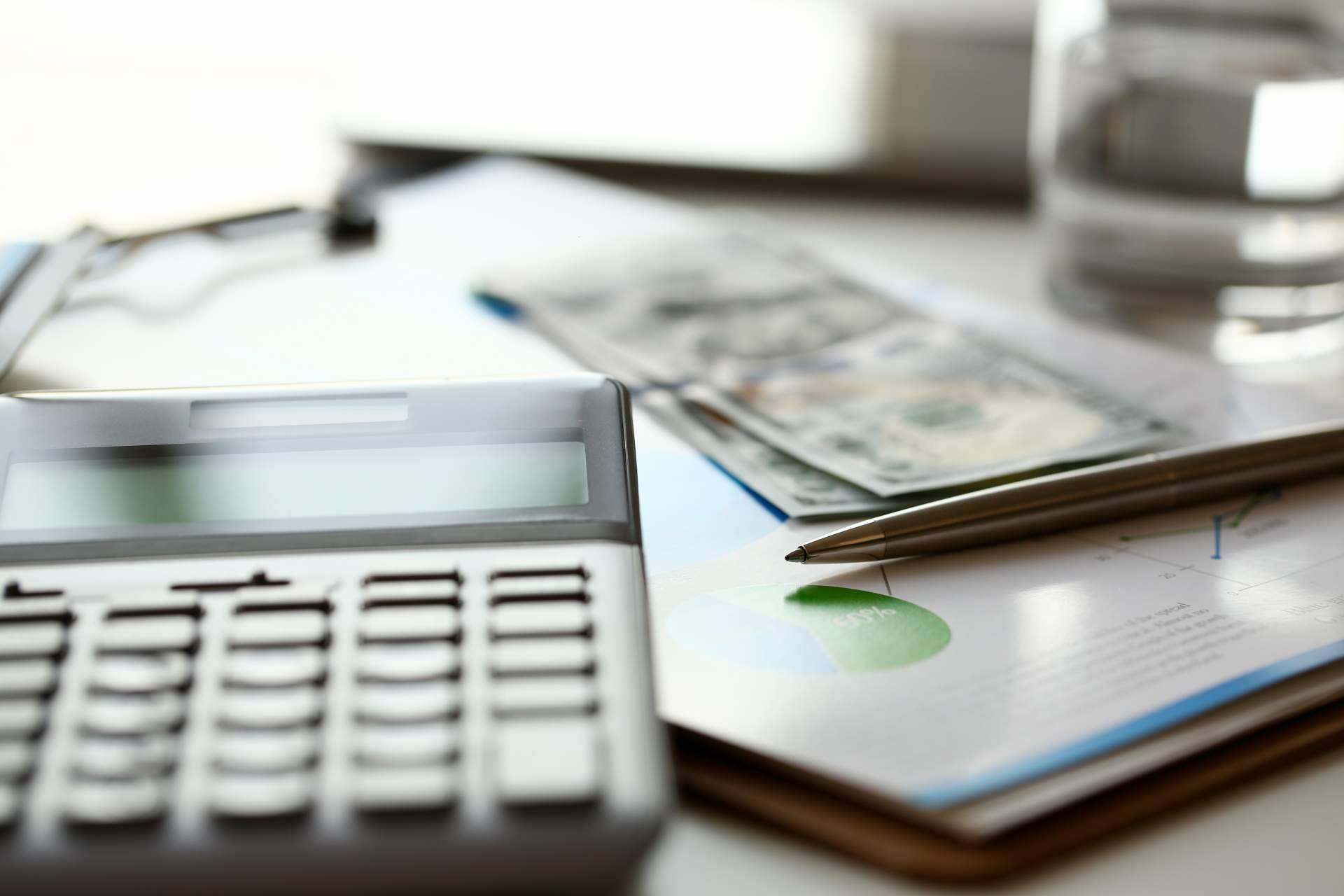 Razones por las cuales las pensiones tradicionales ya no son suficientes y cómo alcanzar la libertad financiera con El Perro Feliz