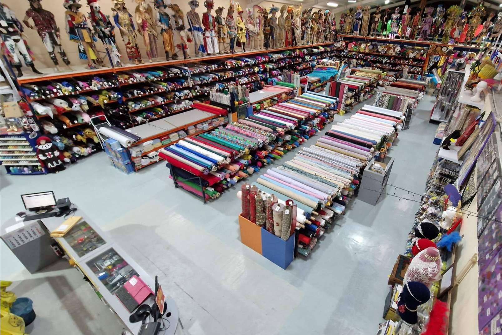 Casa Ángel, la tienda que ha visto nacer y crecer los carnavales en España