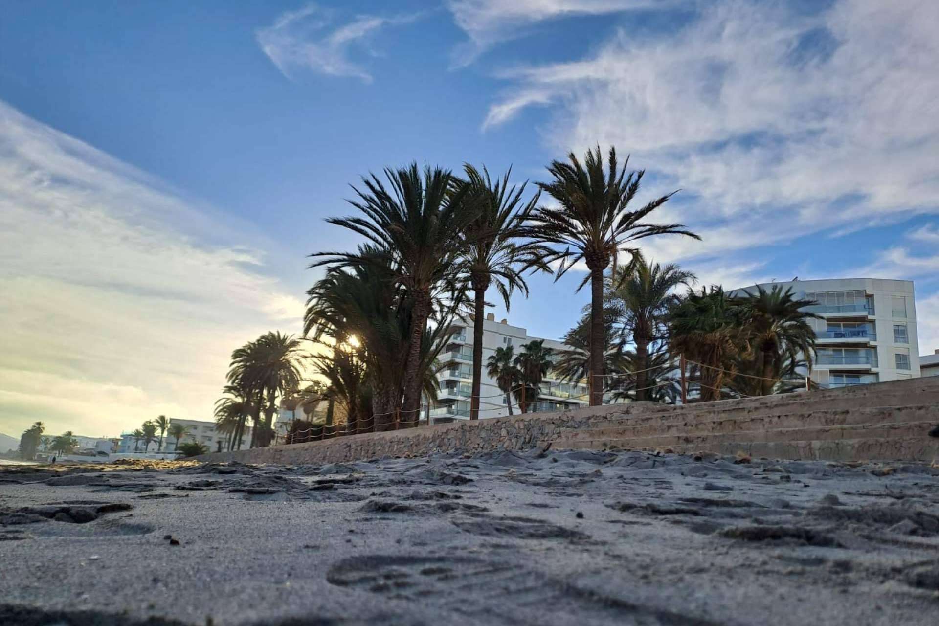 Oportunidad de inversión en Ibiza; viviendas y garajes en primera línea de la playa d’En Bossa