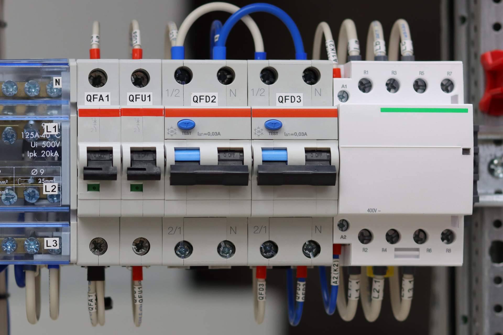 Cadenza Electric ofrece material eléctrico Schneider a precios competitivos