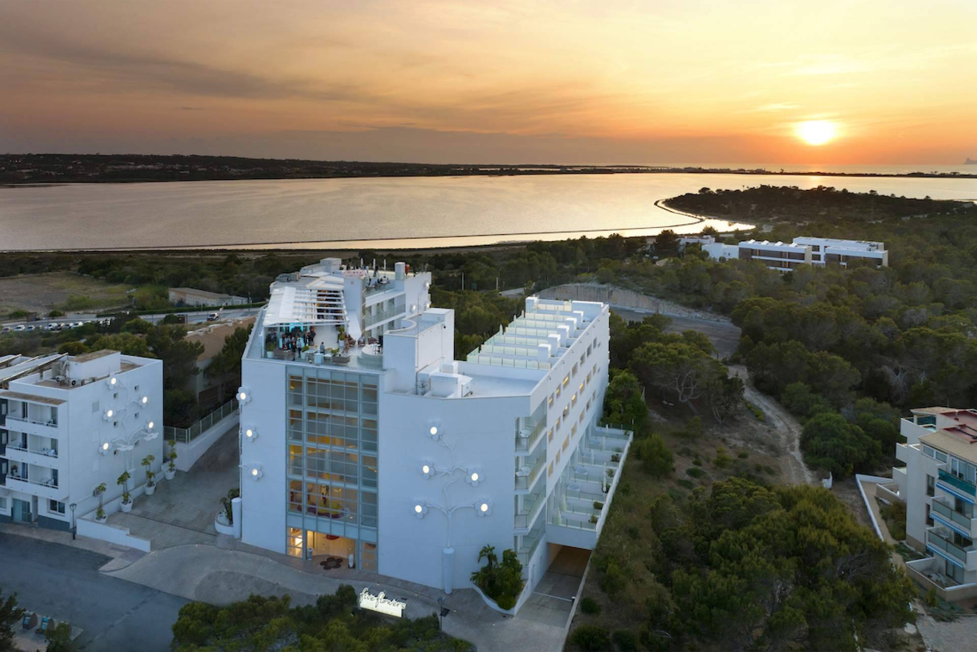 Espectaculares atardeceres, gastronomía y relajación en Five Flowers Formentera