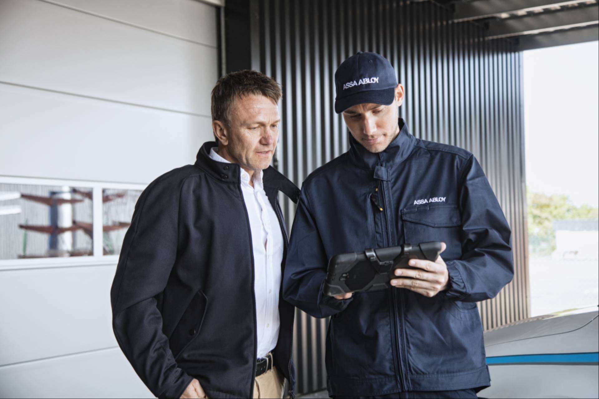 Servicio de mantenimiento para puertas automáticas, industriales y muelles de carga ofrecido por ASSA ABLOY