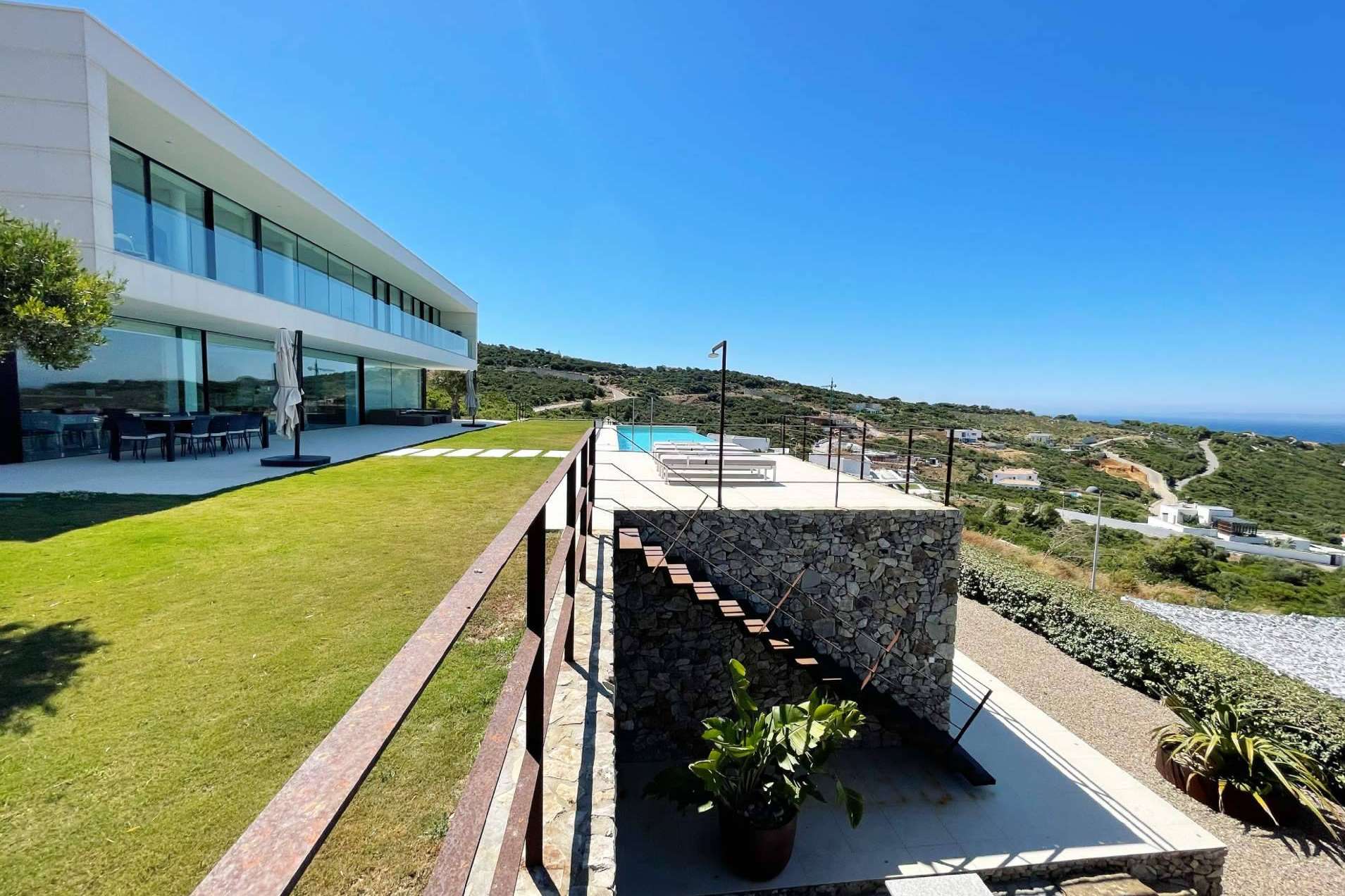 Relajación y comodidad en un entorno único, en Villa Alkaram