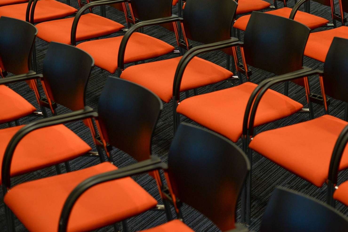 El rol de las azafatas en la organización y realización de eventos corporativos, por AB Grupo