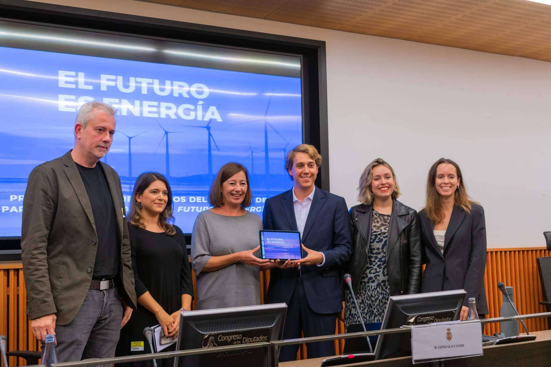 Jóvenes y expertos coinciden; modernizar las redes eléctricas es clave para integrar las energías renovables