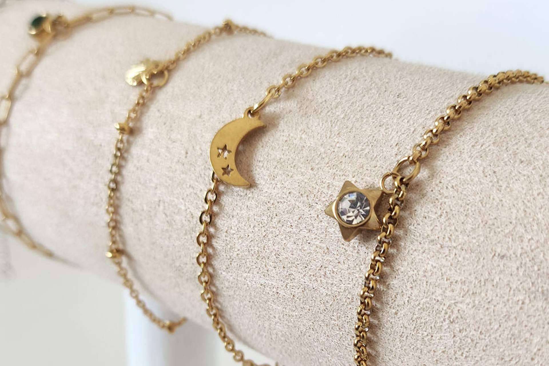 Lia B abre su nuevo estudio en Vigo con joyería artesanal y pulseras permanentes