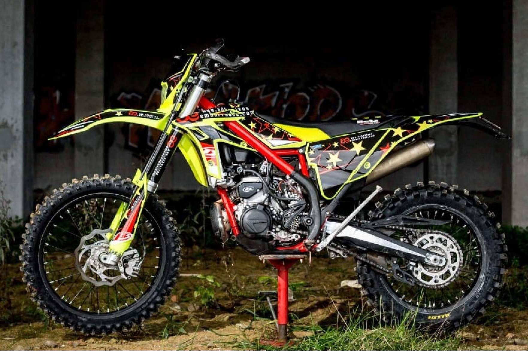 ADHESIVOSEMBARRADOS lanza pegatinas para moto de alta resistencia con diseños personalizables