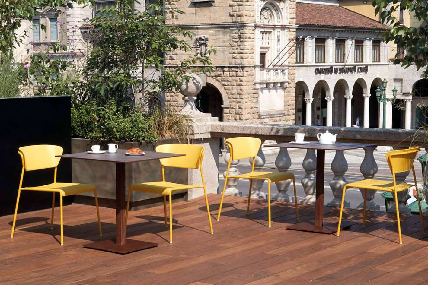 Nuevas sillas de hostelería de OfficeDeco combinan diseño y resistencia para espacios al aire libre