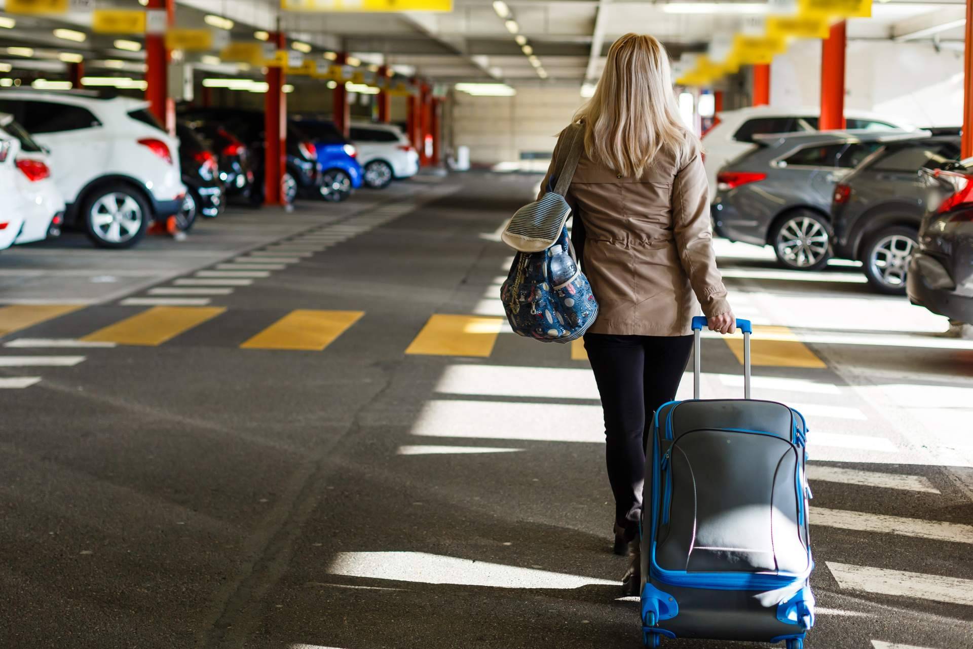 Aparcalo simplifica las salidas desde El Altet con un modelo de parking en el aeropuerto de Alicante que prioriza el tiempo del viajero