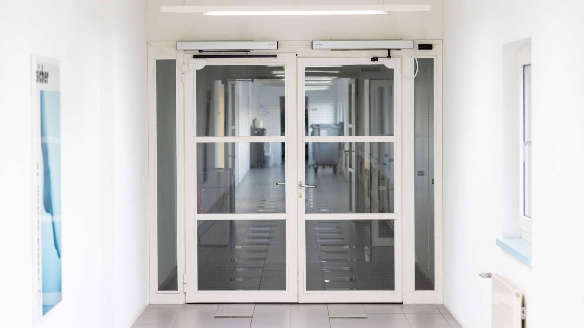 Cómo influye la automatización de los accesos peatonales en la reducción de la huella de carbono