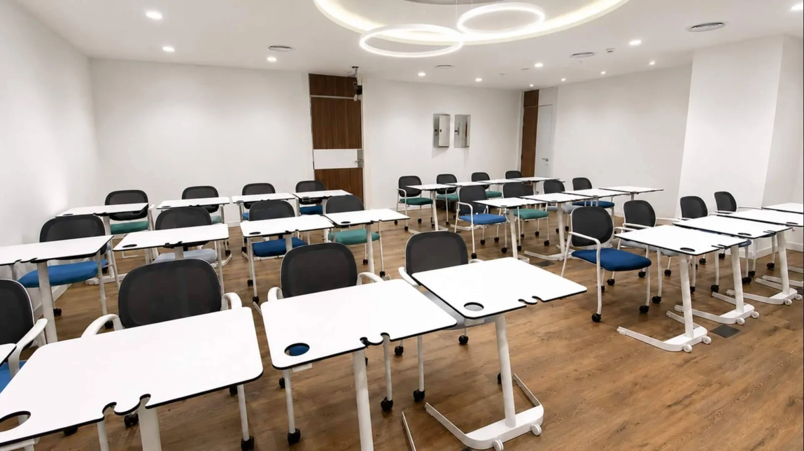 Mercaoficina lanza una promoción especial de equipamiento escolar para aulas y centros de formación