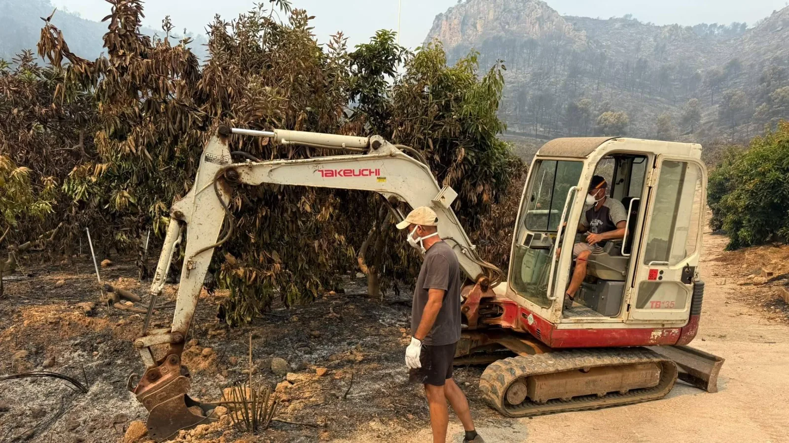 La finca Peña Alta de Tropitop queda calcinada por el fuego y una ola de apoyo impulsa su recuperación